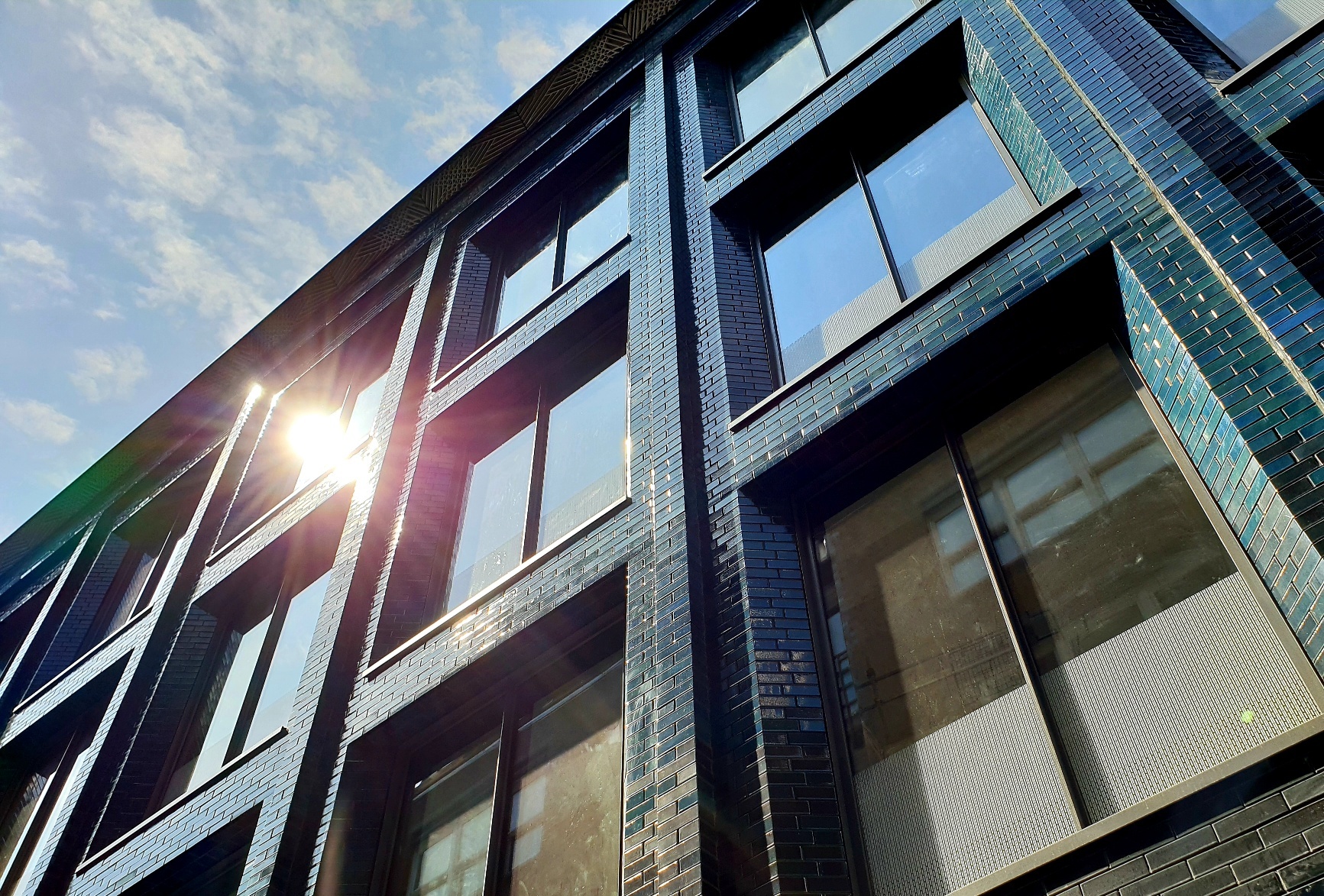 Glazuurstenen geven architectuur een glansrol