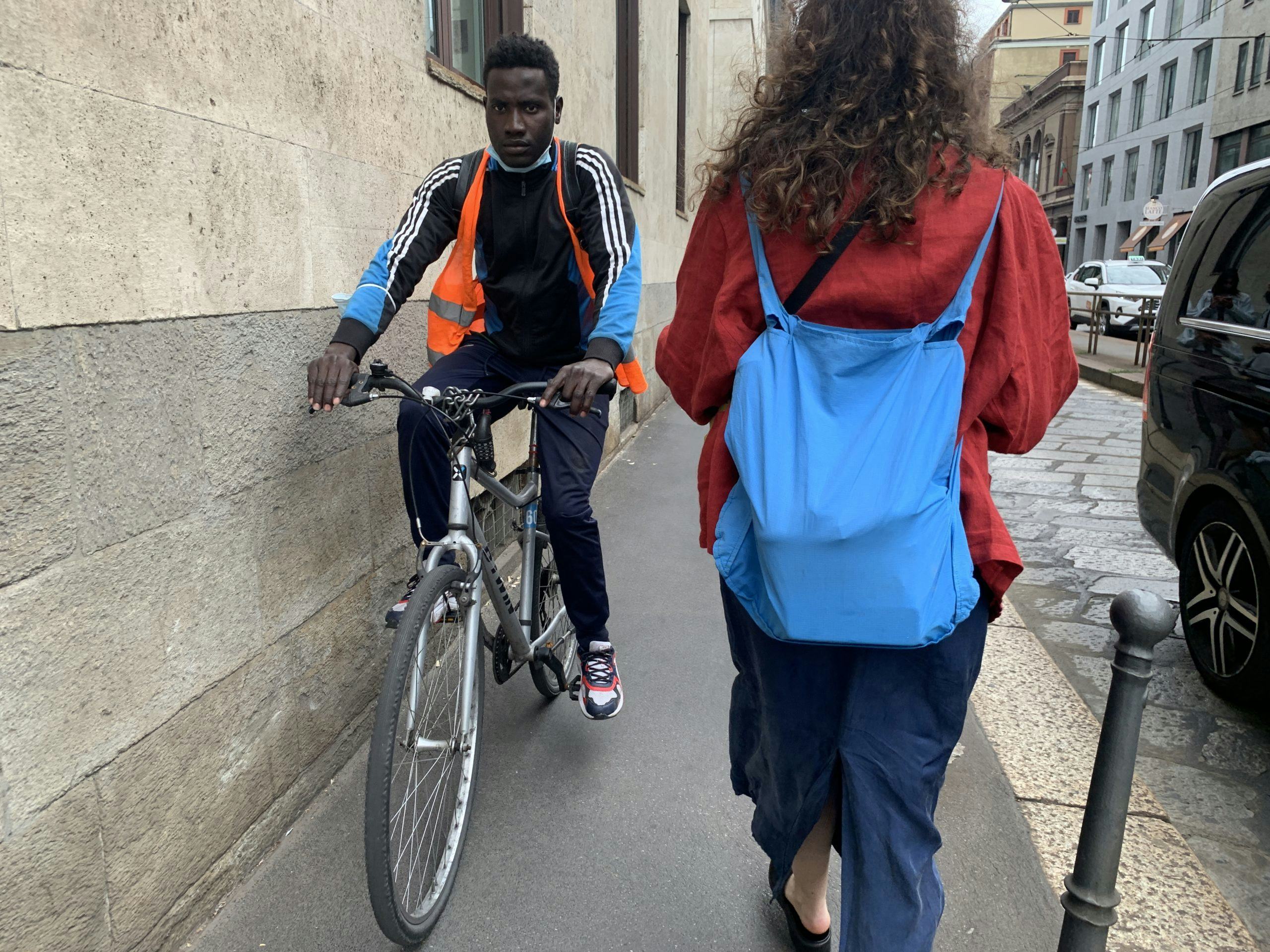 De fietser verovert de stoepen en wegen van Milaan