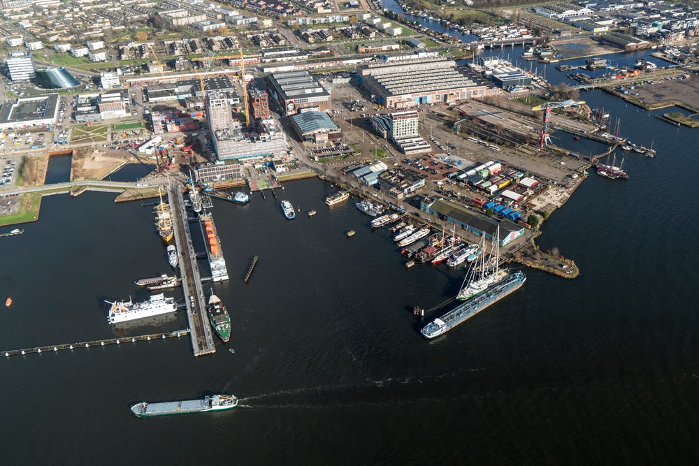 Luchtfoto van de NDSM-werf aan de noordkant van het IJ. Beeld Shutterstock