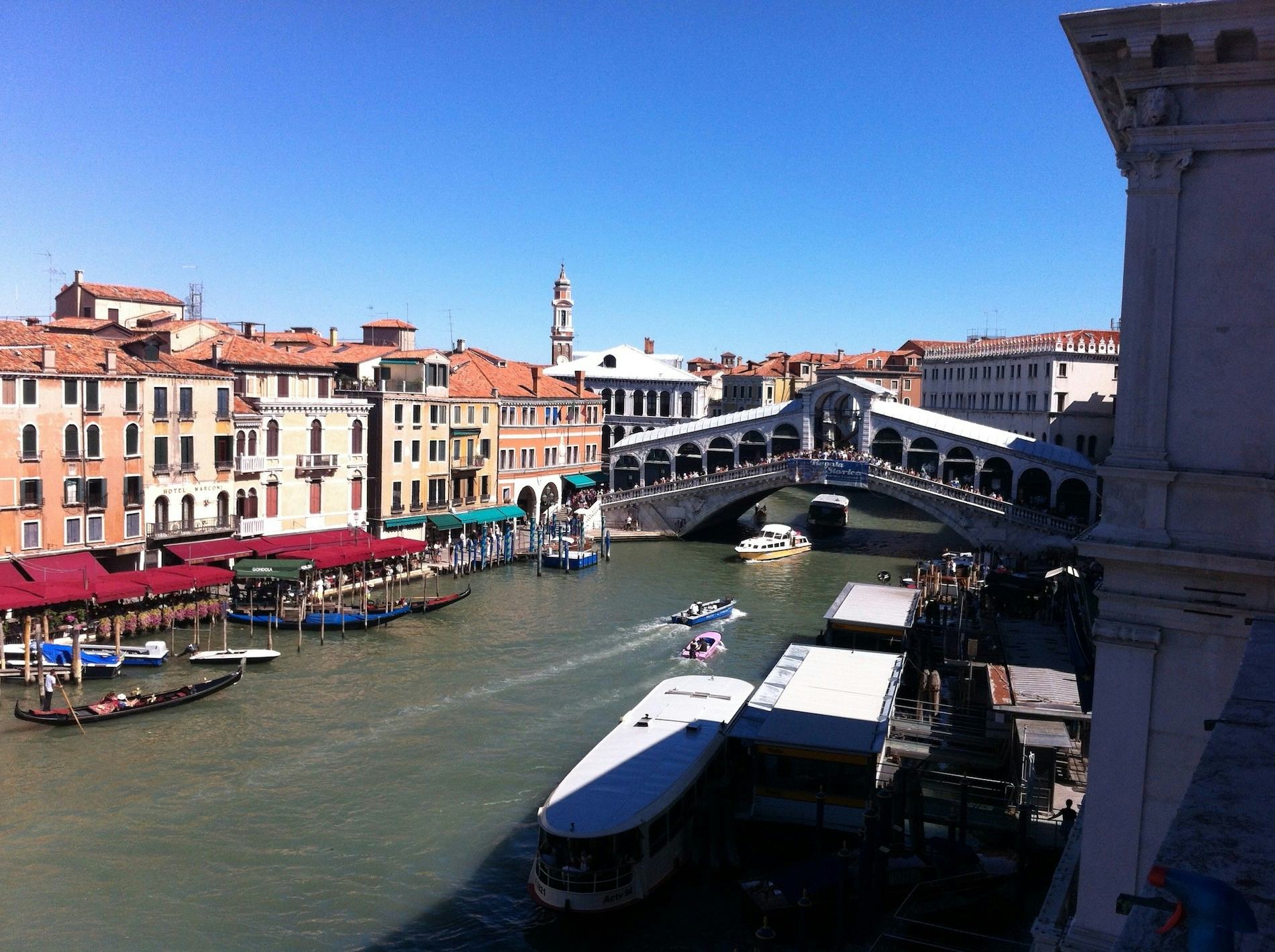 Uitzicht op de Rialtobrug in Venetie. Beeld Harm Tilman