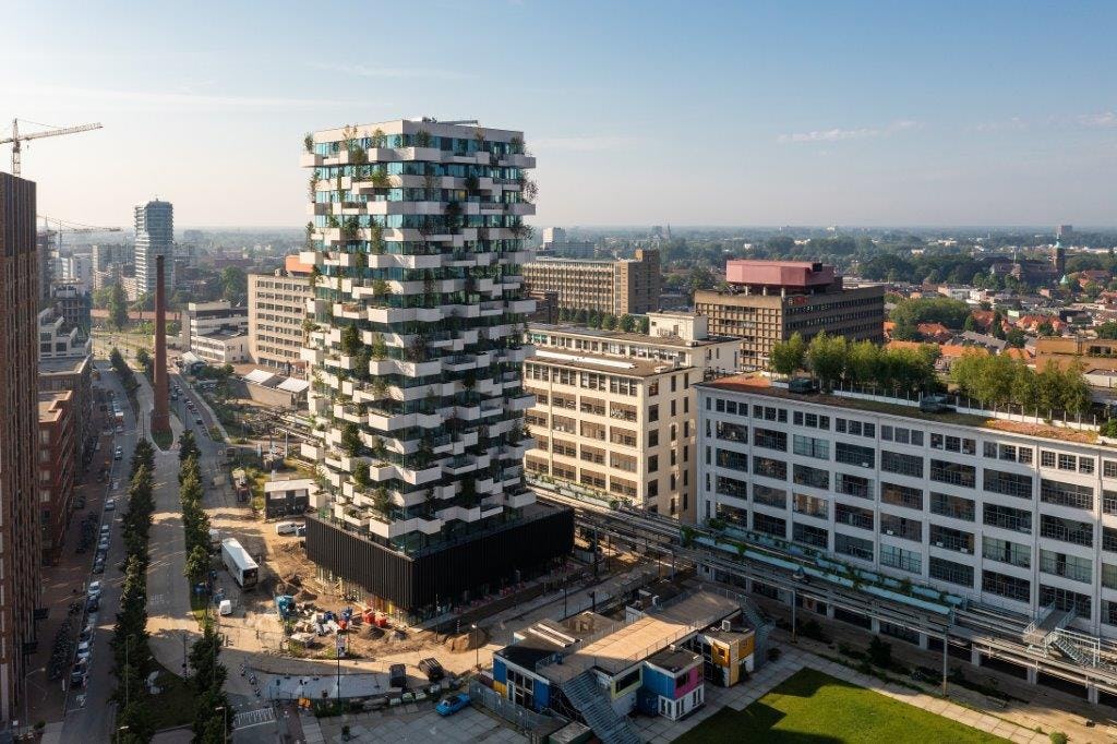 De Trudo Toren staat als een groen landmark op Strijp-S in Eindhoven. Beeld Igor Vermeer