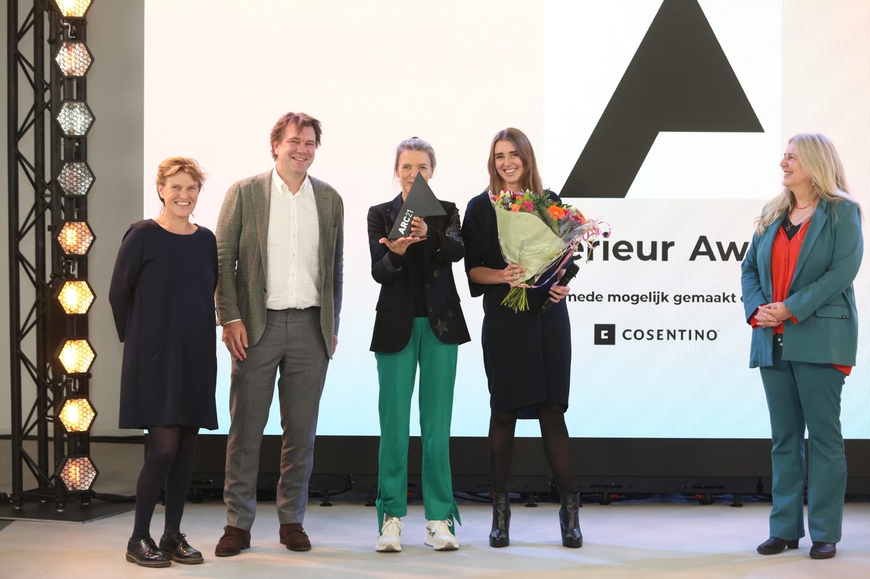 De winnaars van de ARC21 Interieur Award ontvangen de ARC21 Interieur Award Hetty Keiren,  Patrick Fransen, Odette Ex, Loes Thijssen en Renée Borgonjen. Beeld Cynthia van Dijke
