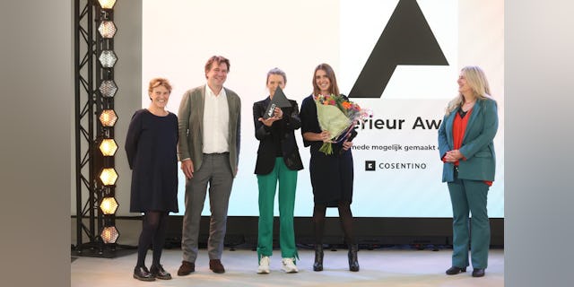 De winnaars van de ARC21 Interieur Award ontvangen de ARC21 Interieur Award Hetty Keiren, Patrick Fransen, Odette Ex, Loes Thijssen en Renée Borgonjen. Beeld Cynthia van Dijke 