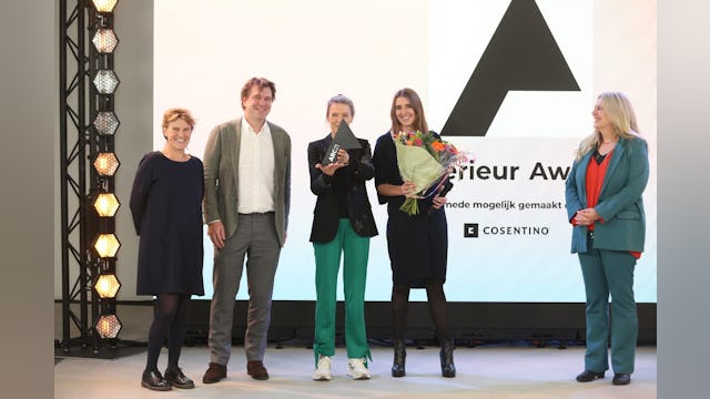 De winnaars van de ARC21 Interieur Award ontvangen de ARC21 Interieur Award Hetty Keiren,  Patrick Fransen, Odette Ex, Loes Thijssen en Renée Borgonjen. Beeld Cynthia van Dijke
