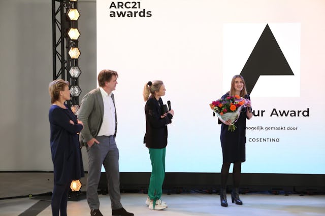 De winnaars van de ARC21 Interieur Award ontvangen de ARC21 Interieur Award Hetty Keiren,  Patrick Fransen, Odette Ex, Loes Thijssen en Renée Borgonjen. Beeld Cynthia van Dijke
