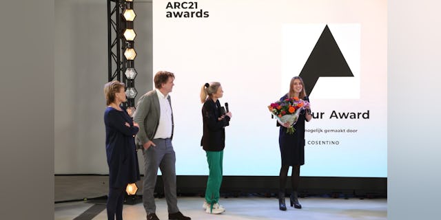 De winnaars van de ARC21 Interieur Award ontvangen de ARC21 Interieur Award Hetty Keiren, Patrick Fransen, Odette Ex, Loes Thijssen en Renée Borgonjen. Beeld Cynthia van Dijke