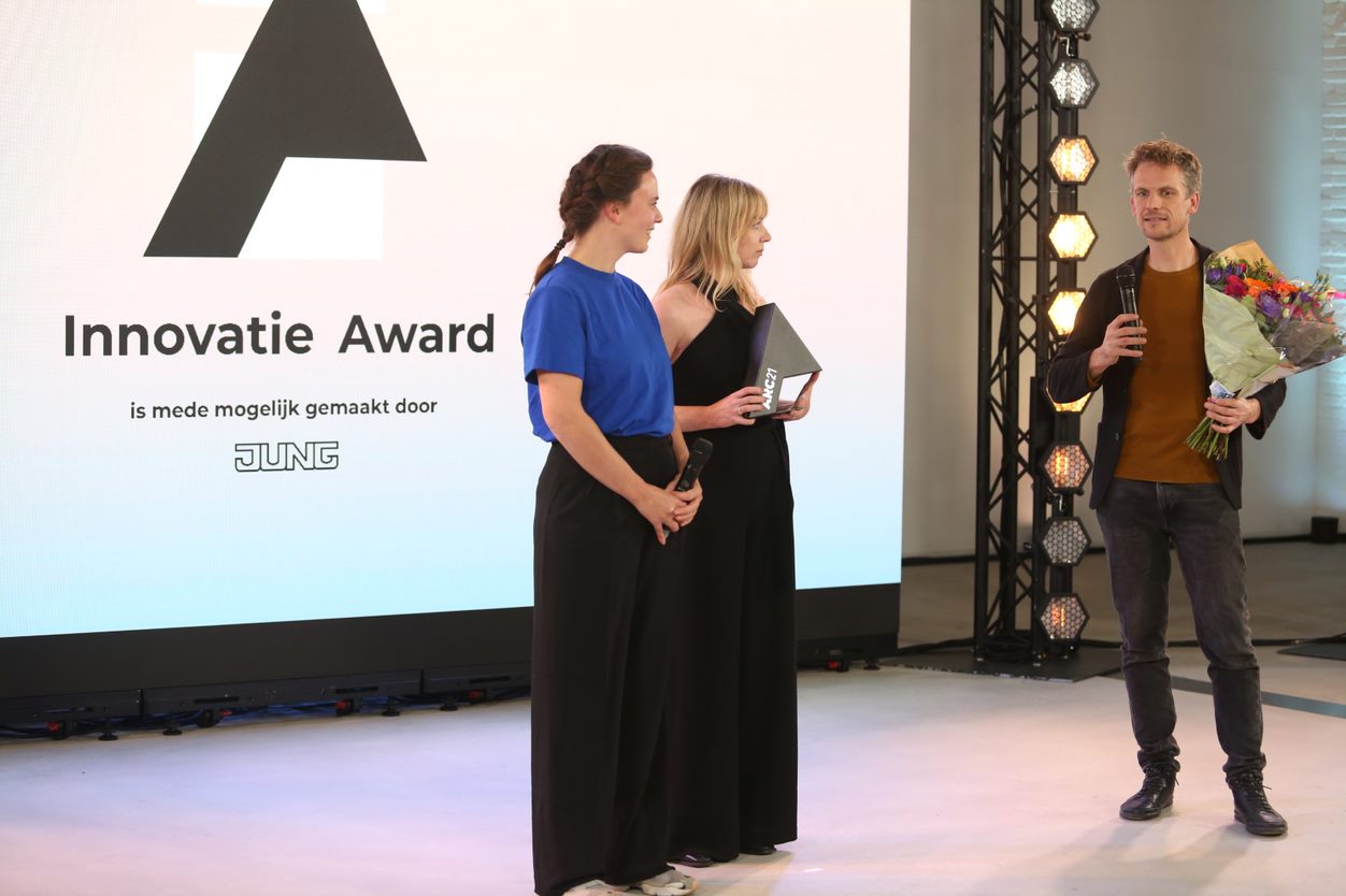 Vlnr winnaars Anne Huijnen en Eva Trum van Marjan van Aubel Studio en Reinder Bakker als lid van de Innovatiejury. Foto Cynthia van Dijke