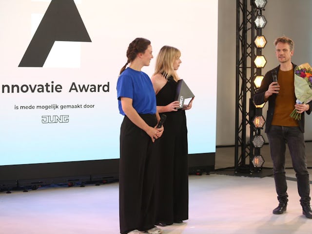 Reinder Bakker overhandigt de ARC21 Innovatie Award uit. Beeld Cynthia van Dijke