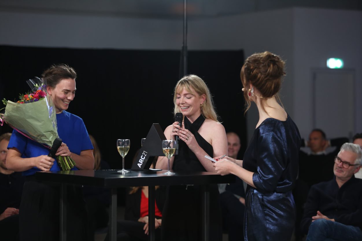 Anne Huijnen en Eva Trum van Marjan van Aubel Studio in gesprek met Merel Pit. Foto Cynthia van Dijke