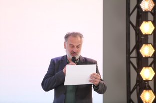 Jeroen Junte namens de jury van de ARC21 Meubel Award. Beeld Cynthia van Dijke