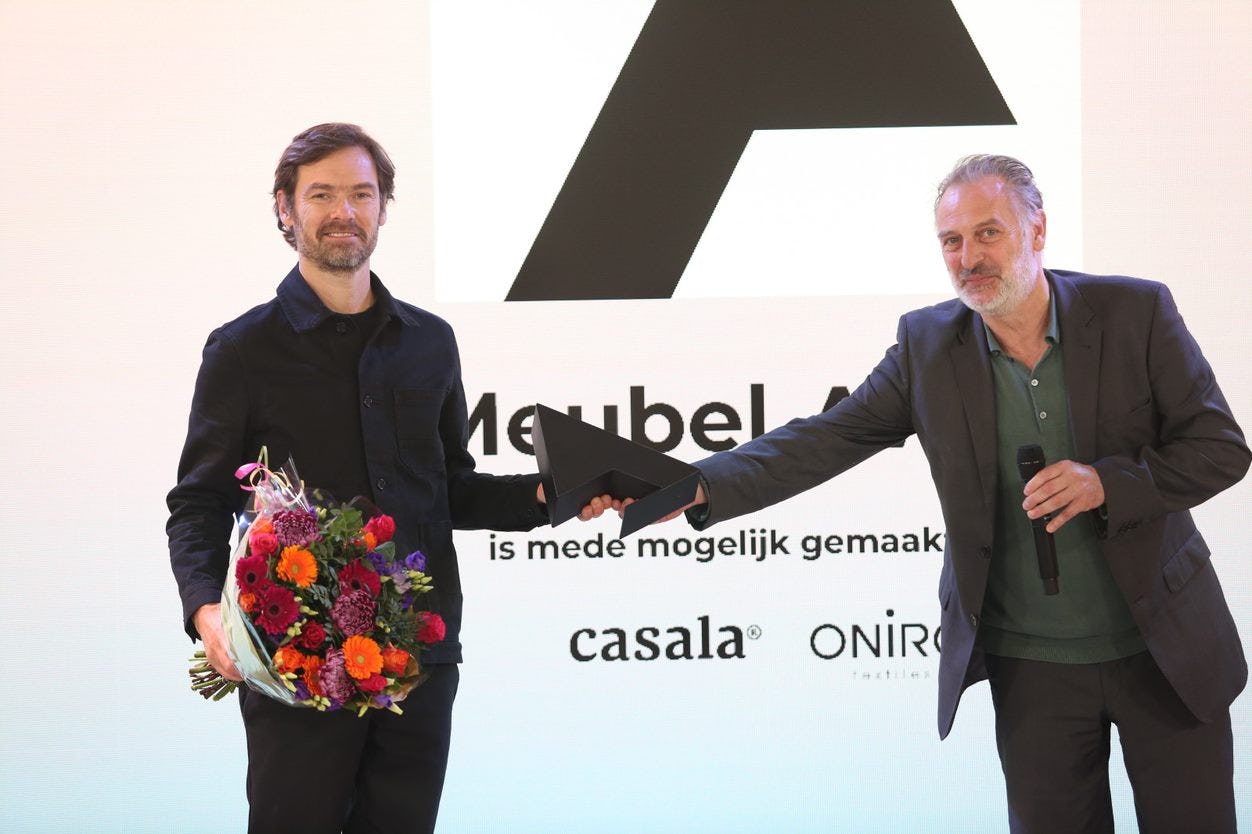 Joost van der Vecht krijgt uit handen van Jeroen Junte de ARC21 Meubel Award. Beeld Cynthia van Dijke