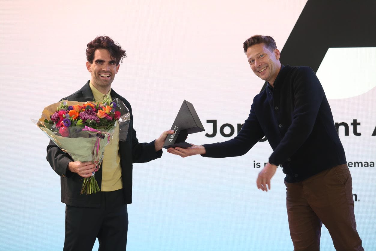 Vincent Taapken geeft Jong Talent 2021 de ARC Award. Beeld Cynthia van Dijke