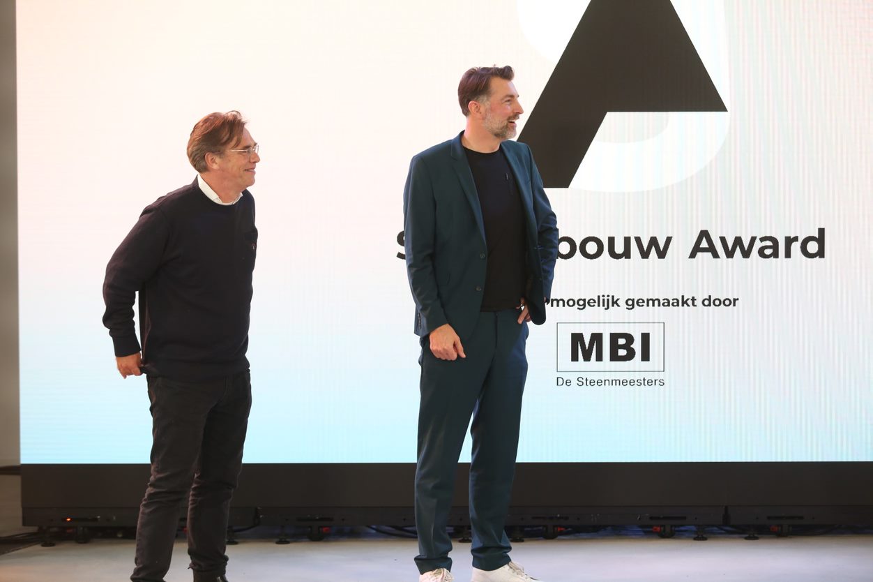 De winnaars van de ARC21 Stedenbouw Award Toine van Goethem van de gemeente Amsterdam en Ivar Branderhorst. Beeld Cynthia van Dijke