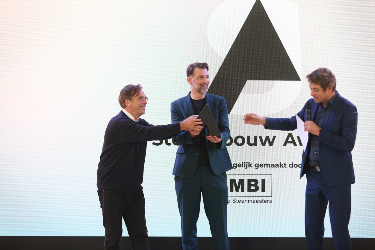 De winnaars van de ARC21 Stedenbouw Award: Toine van Goethem van de gemeente Amsterdam, Ivar Branderhorst en juryvoorzitter Edzo Bindels. Beeld Cynthia van Dijke