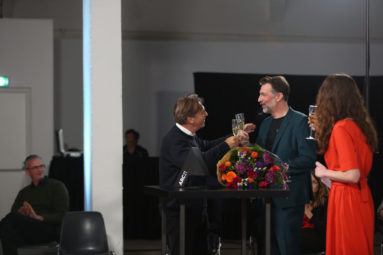 Toine van Goethem, Ivar Branderhorst en Afke Laarakker toasten op hun overwinning. Beeld Cynthia van Dijke