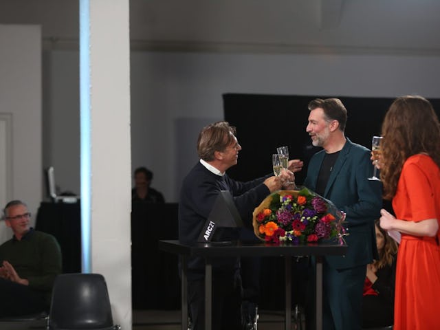 Toine van Goethem, Ivar Branderhorst en Afke Laarakker toasten op hun overwinning. Beeld Cynthia van Dijke
