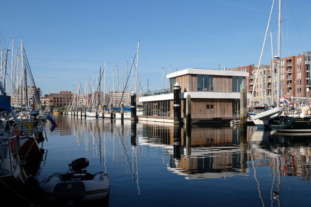 Drijvend clubhuis in Scheveningse haven opgeleverd