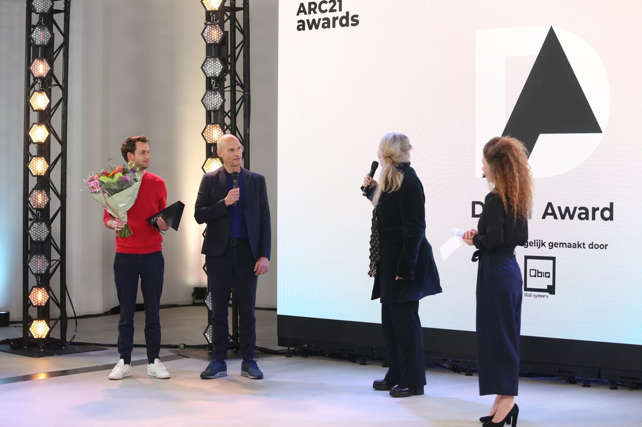 Marlies Rohmer, juryvoorzitter ARC21 Detail Award in gesprek met Ronald Janssen.  Beeld Cynthia van Dijke