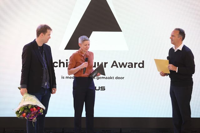 Michiel Riedijk overhandigt de ARC Architectuur Award aan Fokke Moerel en Arjen Ketting van MVRDV. Beeld Cynthia van Dijke