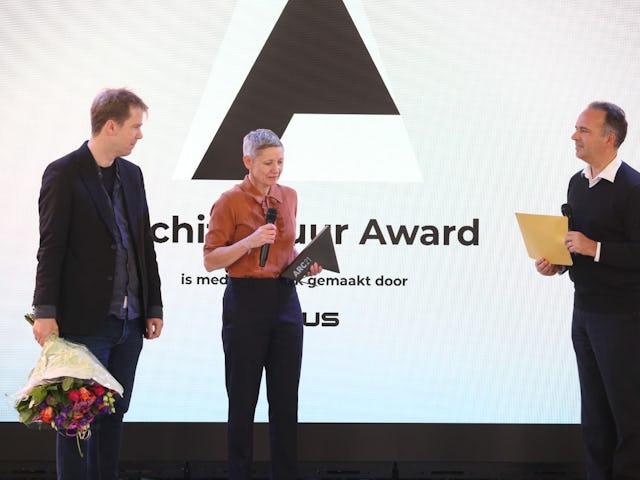 Michiel Riedijk overhandigt de ARC Architectuur Award aan Fokke Moerel en Arjen Ketting van MVRDV. Beeld Cynthia van Dijke