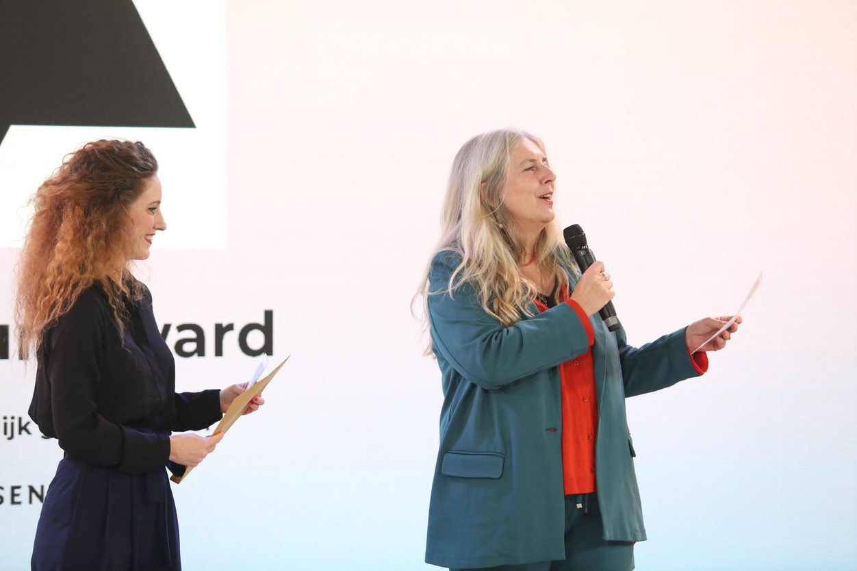 De winnaars van de ARC21 Interieur Award ontvangen de ARC21 Interieur Award Hetty Keiren,  Patrick Fransen, Odette Ex, Loes Thijssen en Renée Borgonjen. Beeld Cynthia van Dijke
