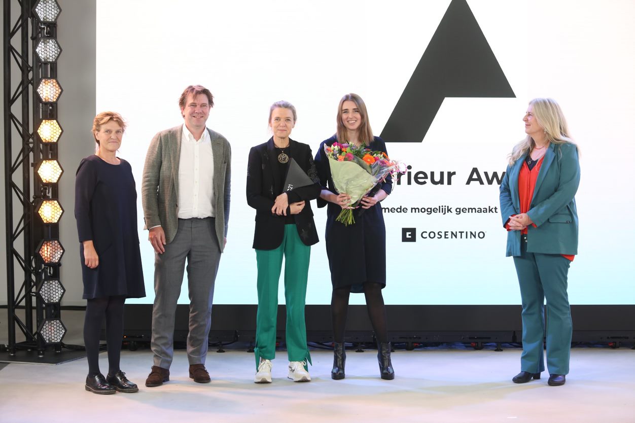 De winnaars van de ARC21 Interieur Award ontvangen de ARC21 Interieur Award Hetty Keiren,  Patrick Fransen, Odette Ex, Loes Thijssen en Renée Borgonjen. Beeld Cynthia van Dijke
