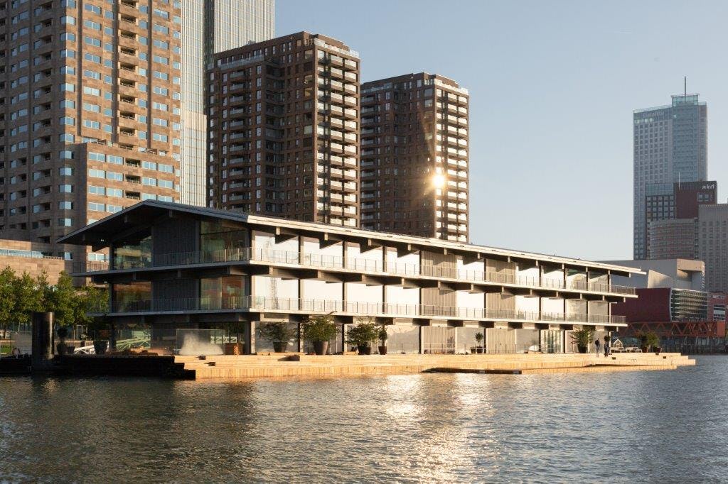 Het Floating Office Rotterdam dobbert aan de kade van de Rijnhaven. Beeld Marcel IJzerman