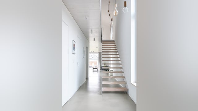 Gang met stlen trap.Het Zwarte Huis, Wolfhagen (D) door Nina en Michael Bohl (ook beeld)