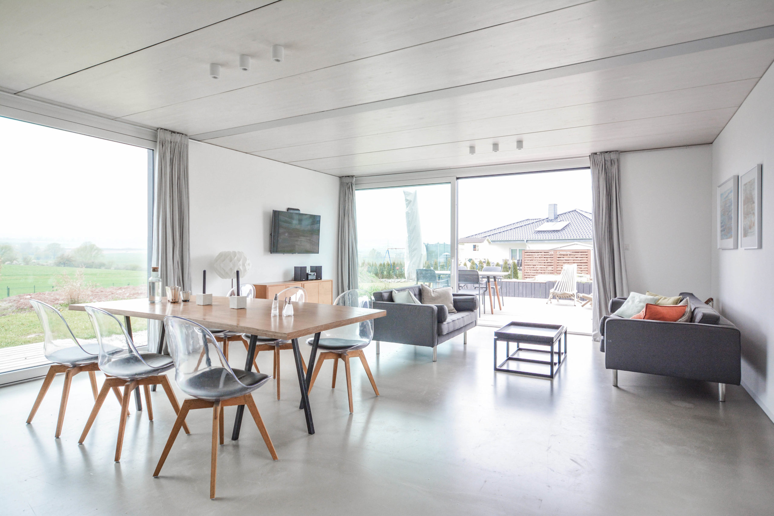 Keuken/woongedeelte. Het Zwarte Huis, Wolfhagen (D) door Nina en Michael Bohl (ook beeld)