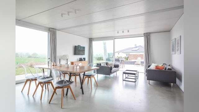 Keuken/woongedeelte. Het Zwarte Huis, Wolfhagen (D) door Nina en Michael Bohl (ook beeld)