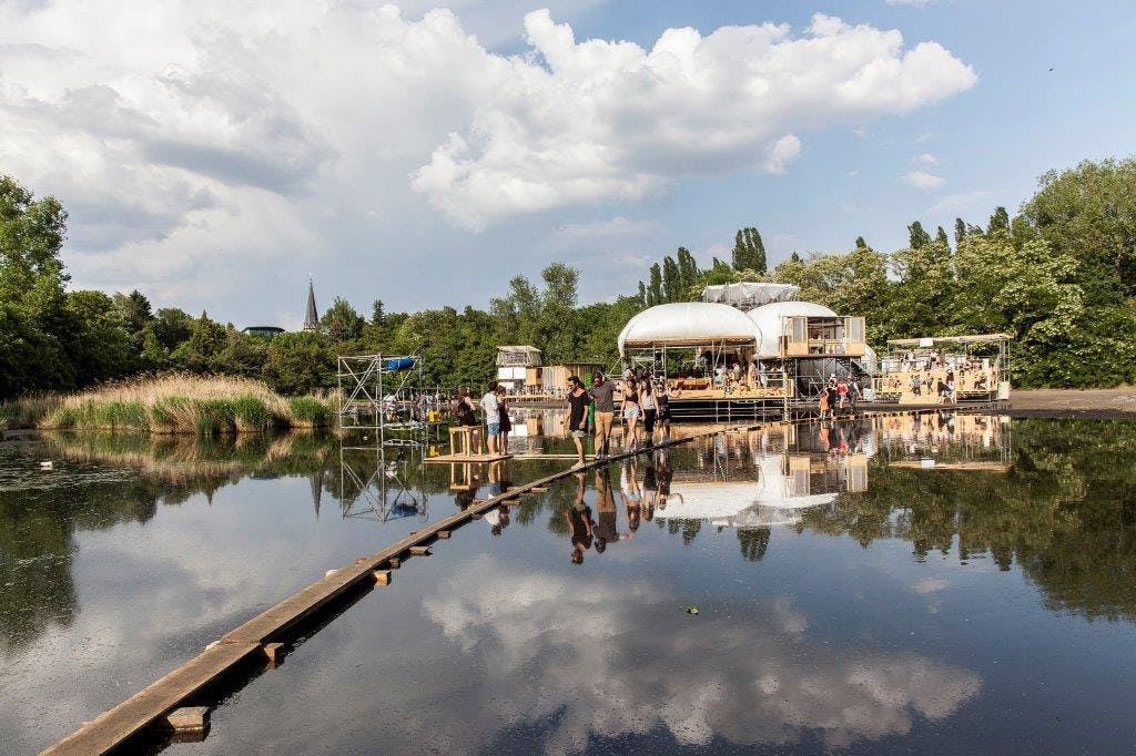 In een regenwaterreservoir op de voormalige luchthaven Tempelhof realiseerde raumlaborberlin het Floating Office Berlin. Beeld Victoria Tomaschk
