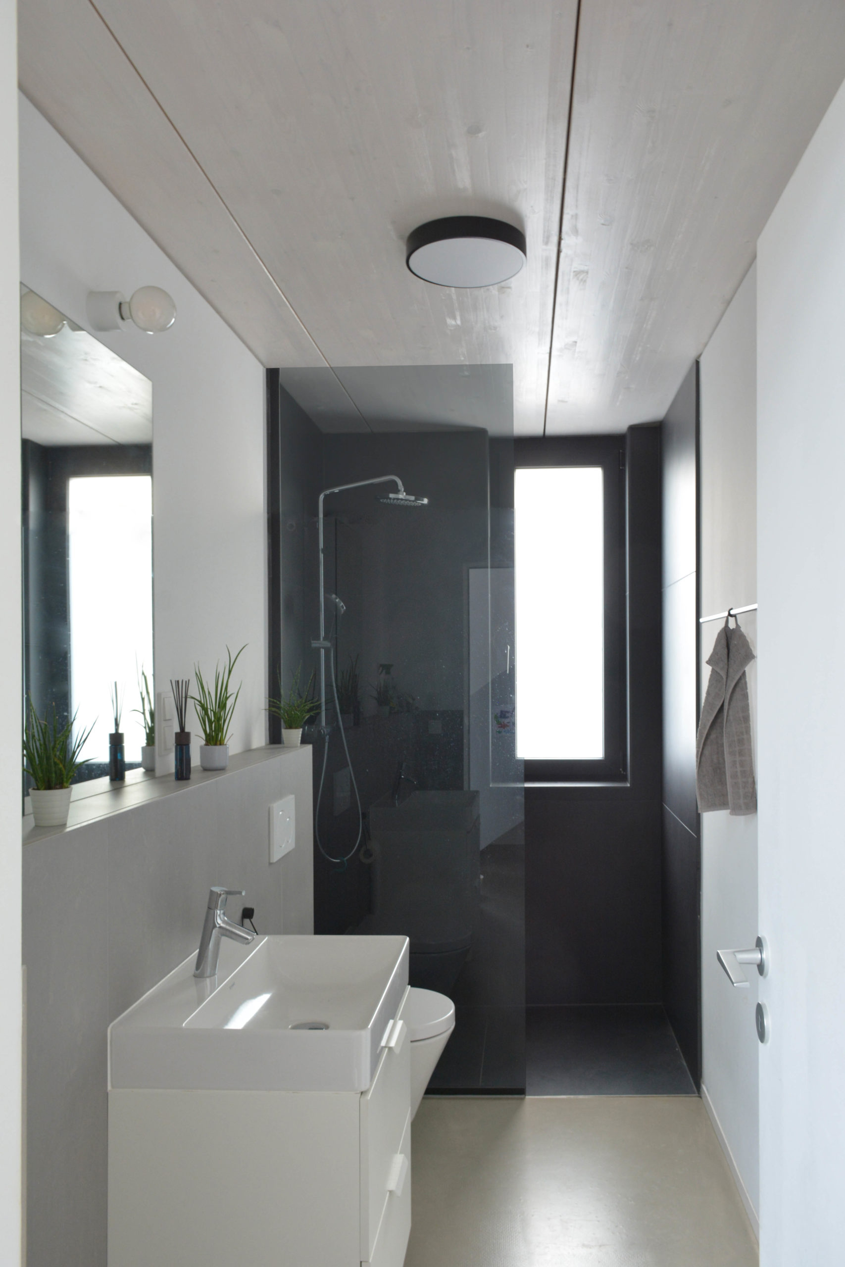 Badkamer begane grond. Het Zwarte Huis, Wolfhagen (D) door Nina en Michael Bohl (ook beeld)