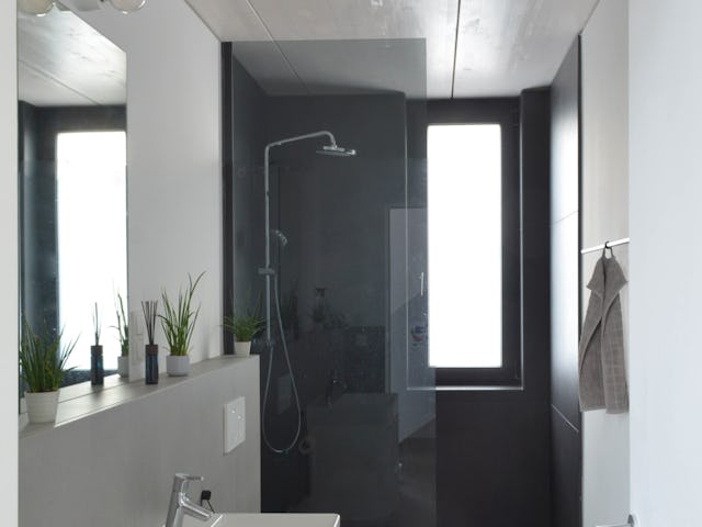 Badkamer begane grond. Het Zwarte Huis, Wolfhagen (D) door Nina en Michael Bohl (ook beeld)