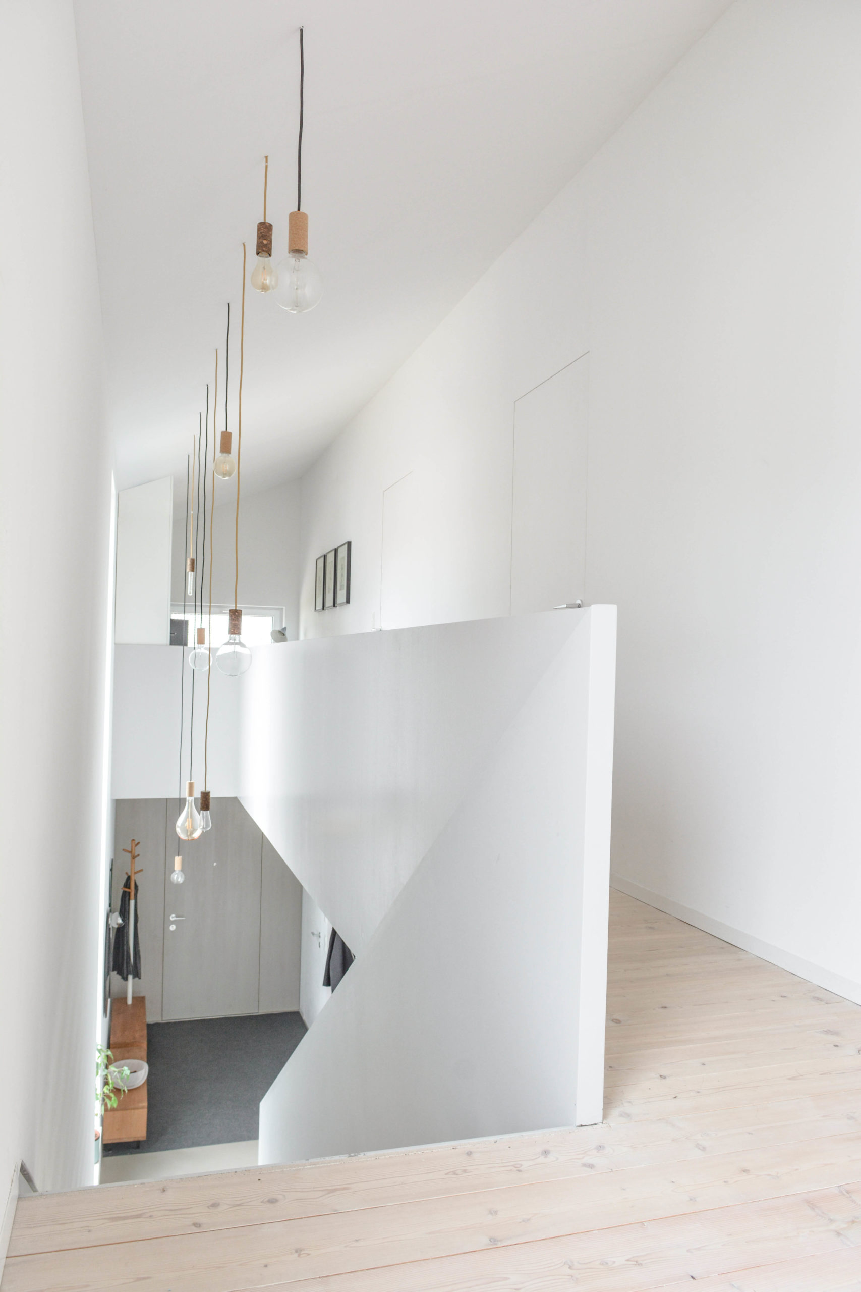 Hal bovenverdieping en trap naar beneden. Het Zwarte Huis, Wolfhagen (D) door Nina en Michael Bohl (ook beeld)