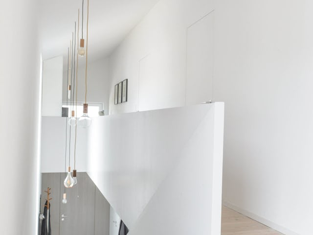 Hal bovenverdieping en trap naar beneden. Het Zwarte Huis, Wolfhagen (D) door Nina en Michael Bohl (ook beeld)