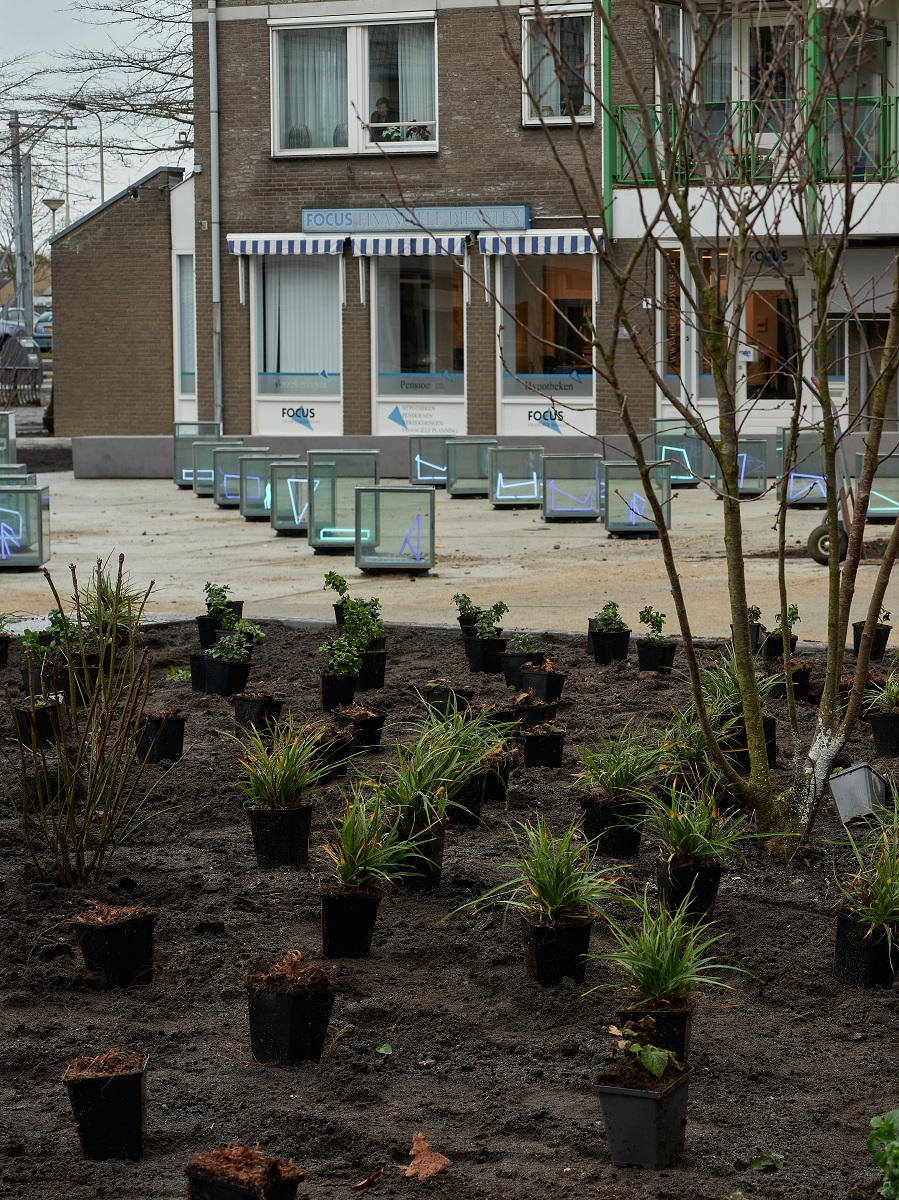 Op het plein kreeg het kunstwerk ‘49 Neon Geheimen’ in samenspraak met kunstenares Marijke de Goey een nieuwe plek. Beeld Max Hart Nibbrig
