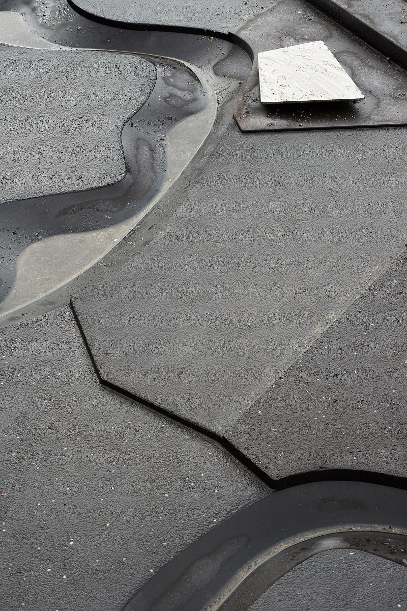 Ook in het waterobject komt de lijnvoering van het plein terug. Beeld Max Hart Nibbrig
