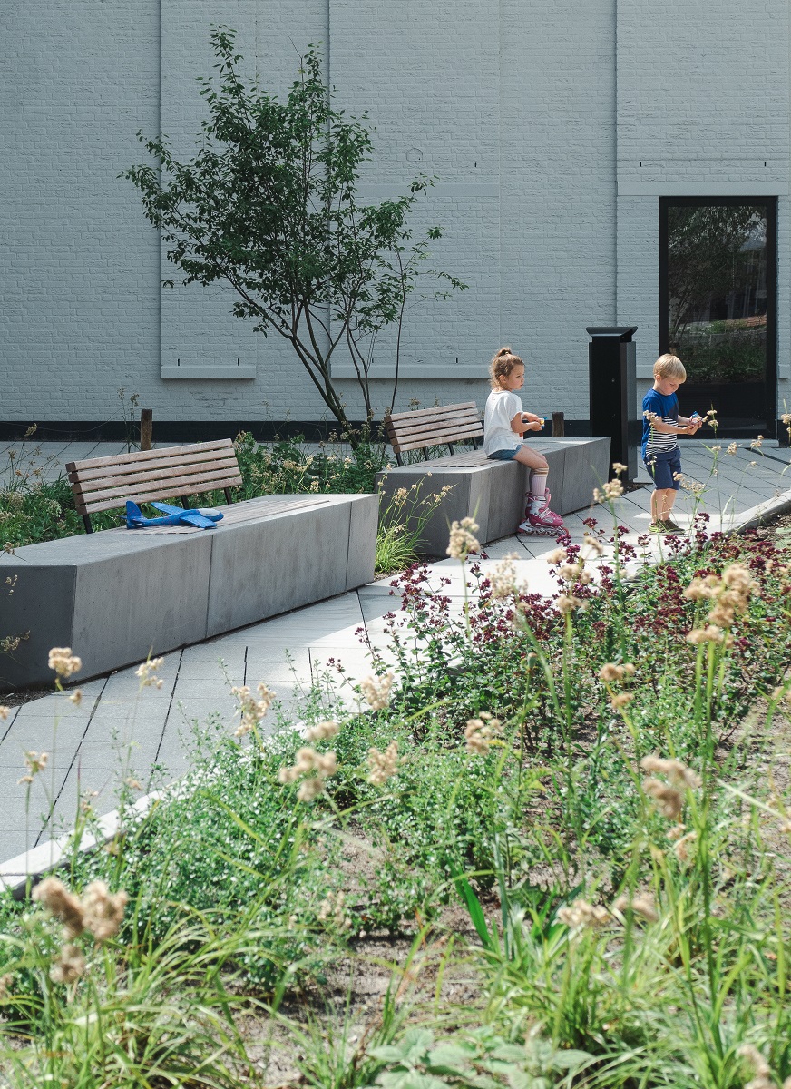 Zitelementen nodigen uit om op het plein te verblijven. Beeld Studio BLAD