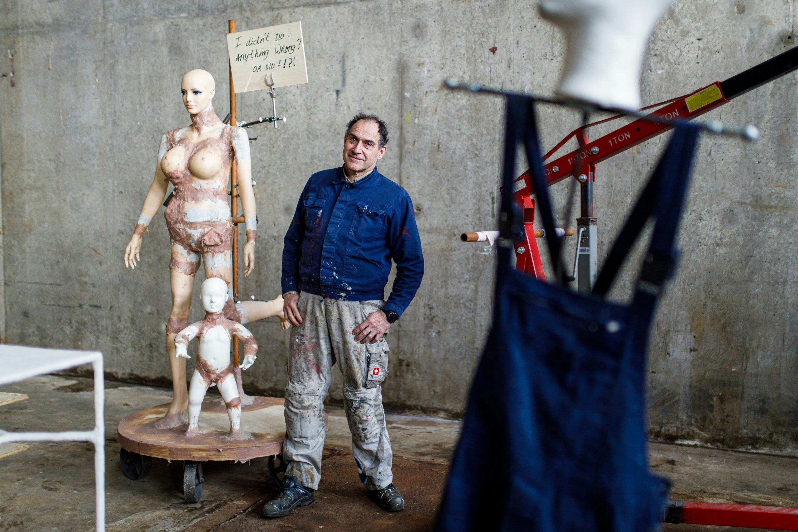 Joep van Lieshout in zijn atelier. beeld David Meulenbeld