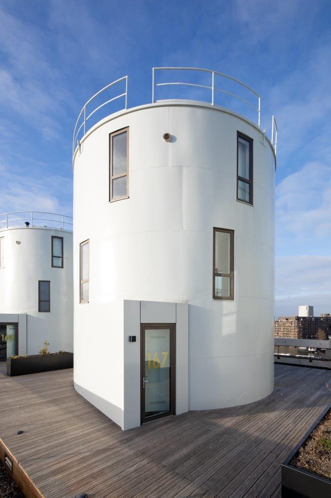 De drie silowoningen delen een dakterras. Beeld Thijs van Stigt