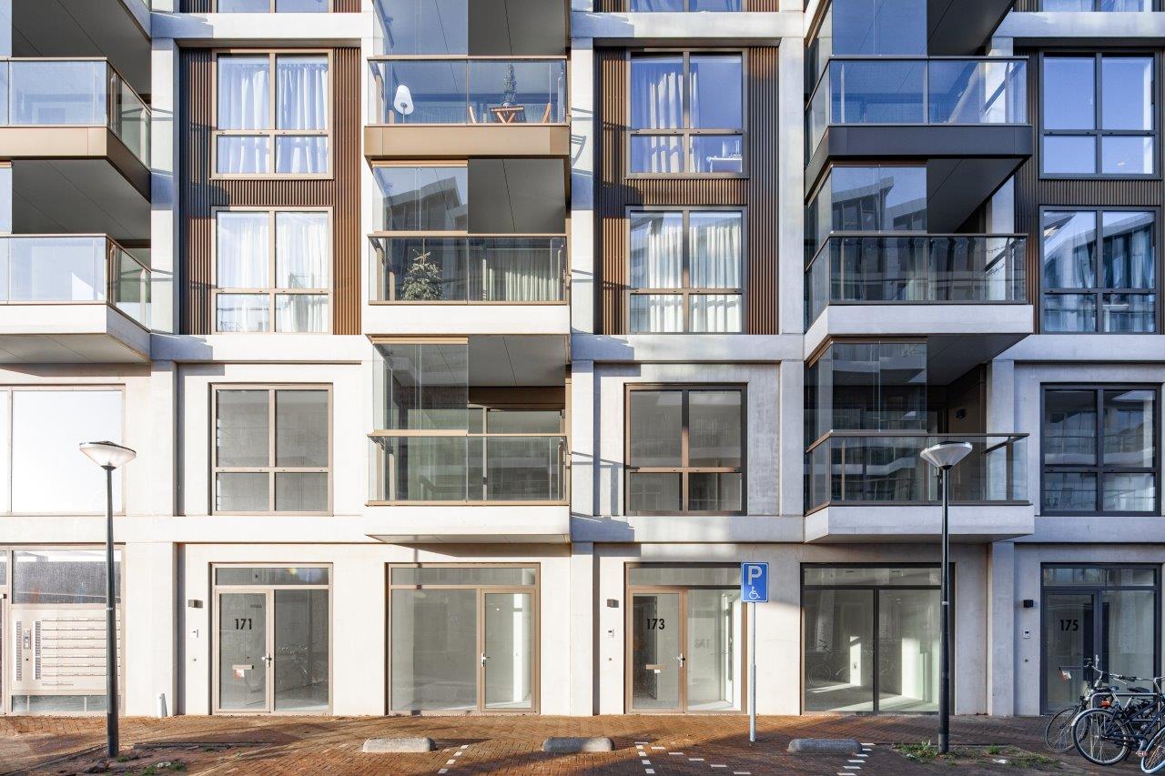 Op de begane grond bevinden zich aan de straatzijde vijf woon-werkwoningen. Daarboven zijn er starterswoningen, 3,6 meter brede doorzon-studio’s met aan de straatkant een loggia en aan de andere kant een leefgalerij.  Beeld Thijs van Stigt