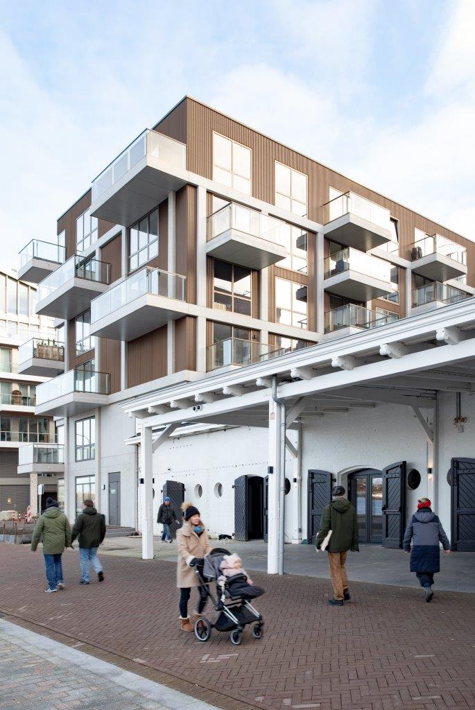 De oude loods heeft met de overkapping een duidelijk gezicht naar de kade. Beeld Thijs van Stigt