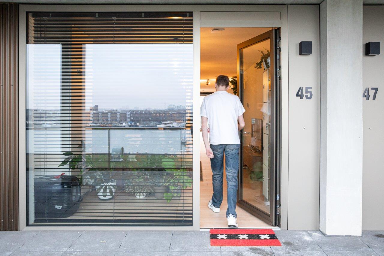 De entree naar een starterswoning ligt aan een leefgalerij. Beeld Thijs van Stigt