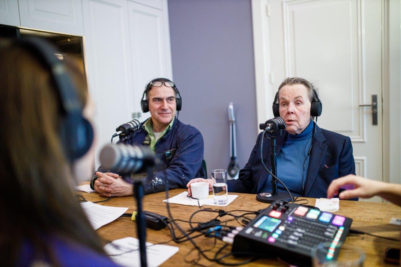 Riek Bakker samen met Joep van Lieshout tijdens de podcastopname 'Merel en Tracy praten door'. Beeld David Meulenbeld