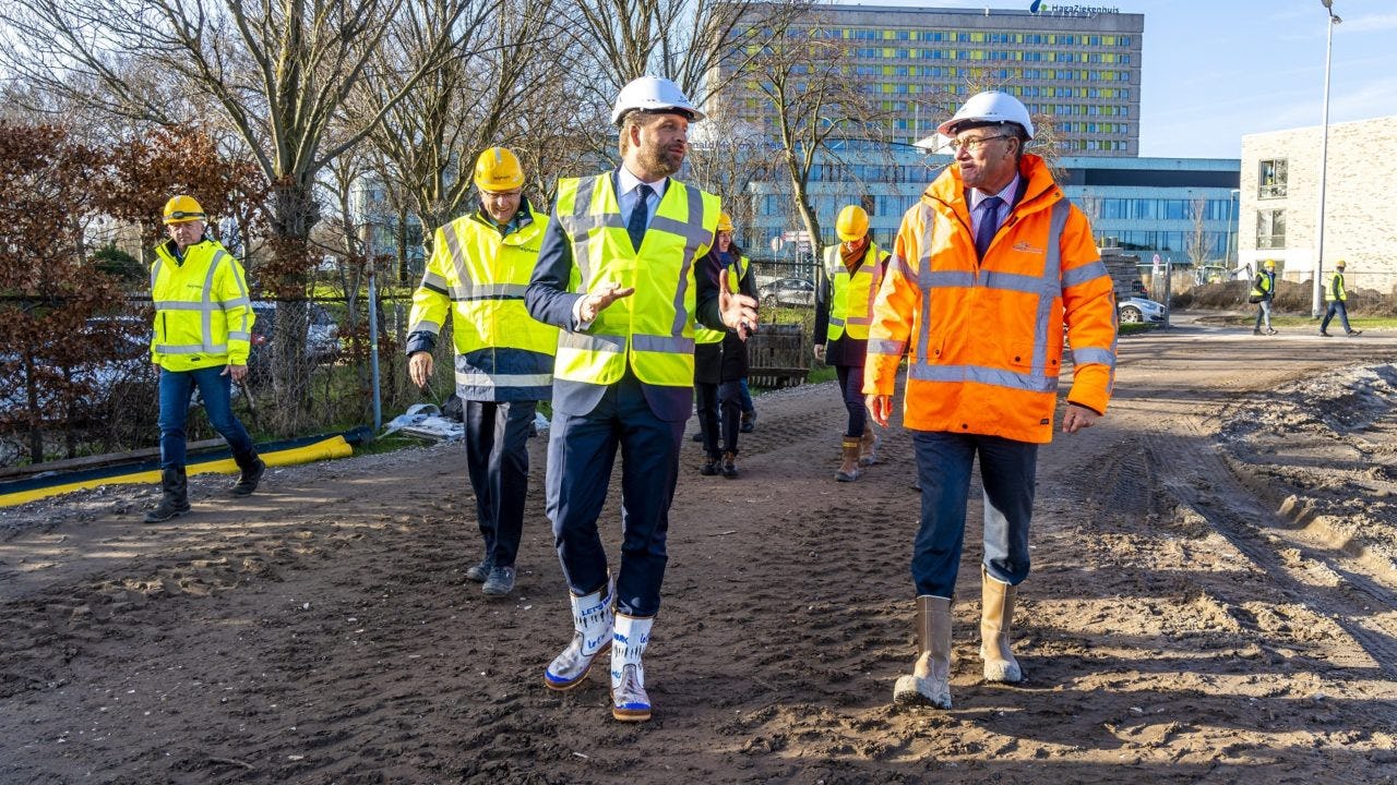 Demissionair minister Hugo de Jonge (Volkshuisvesting en Ruimtelijke Ordening) tijdens een rondleiding op een bouwplaats. Beeld ANP Lex van Lieshout