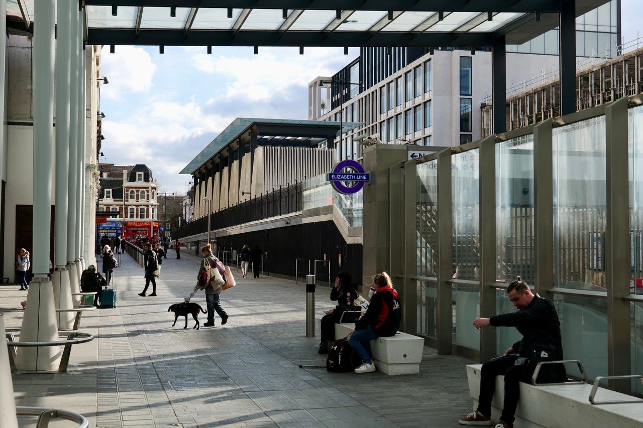 Buiten bij de nieuwe metrostationsentree van Paddington, Londen. Beeld Shutterstock