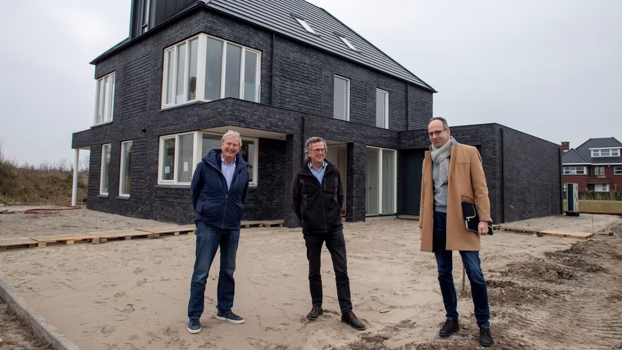 Guus Enning, projectleider gemeente Rotterdam (links), Nico van den Berg, architect Buro Nico (midden) en Lex Bruns, kwaliteitsborger (rechts). Foto: Jan van der Ploeg Fotografie 