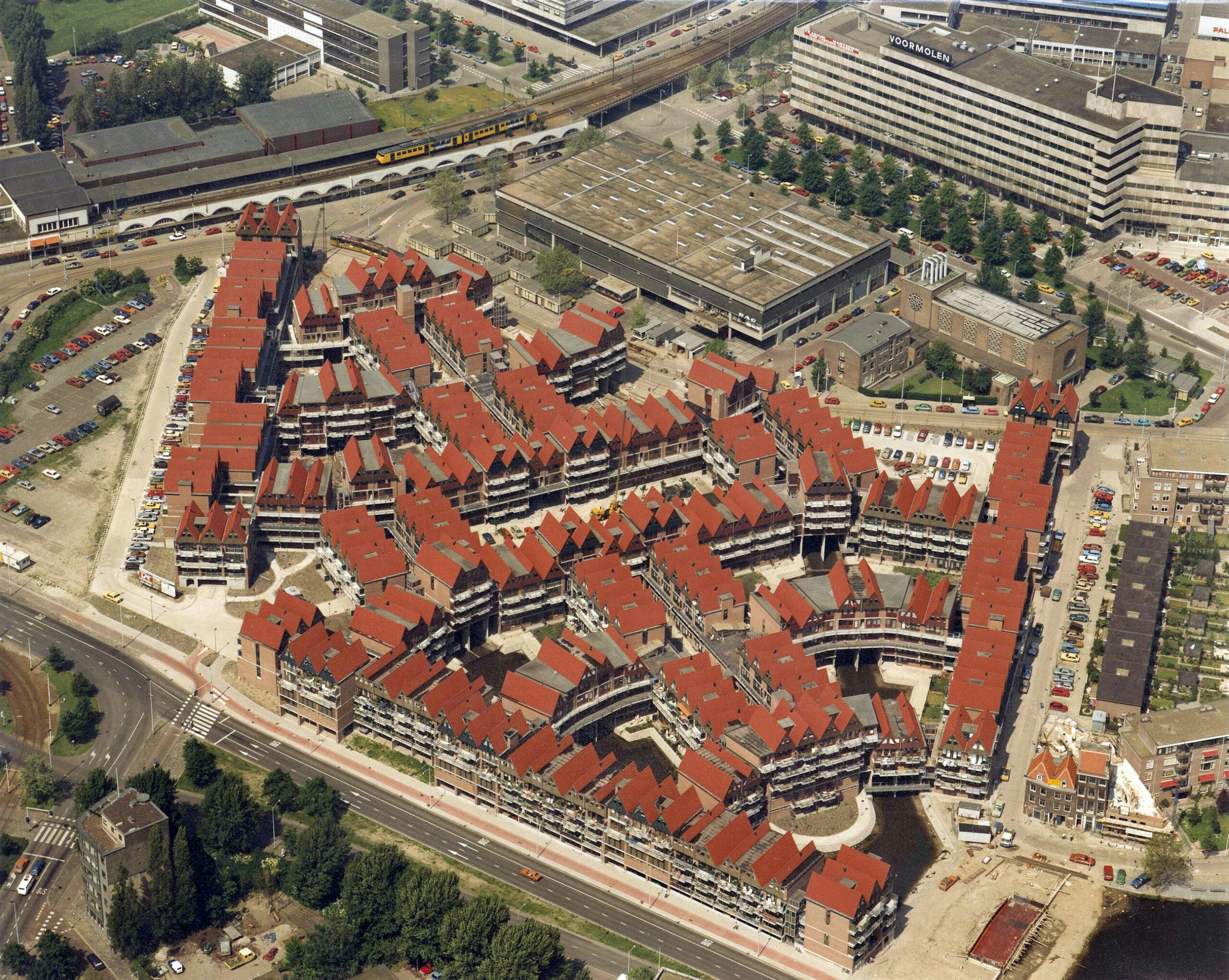 Luchtfoto van Heliport kort na oplevering, circa 1982. Beeld Het Nieuwe Instituut