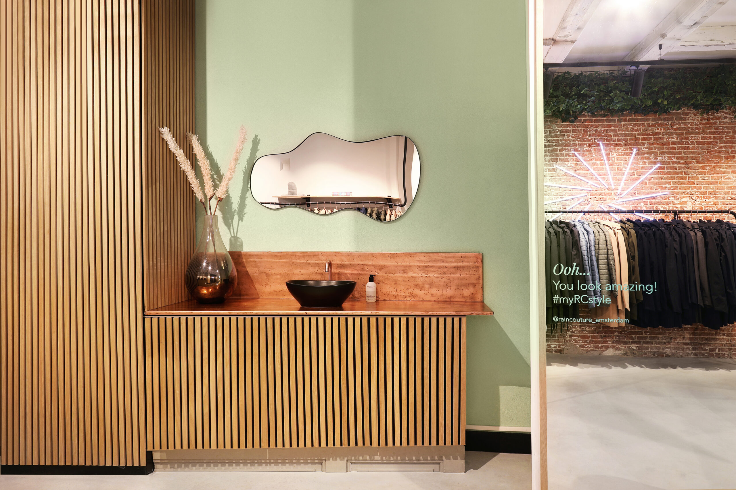 Interieur van Rain Couture. Beeld Ekaterina Kozhevnikova