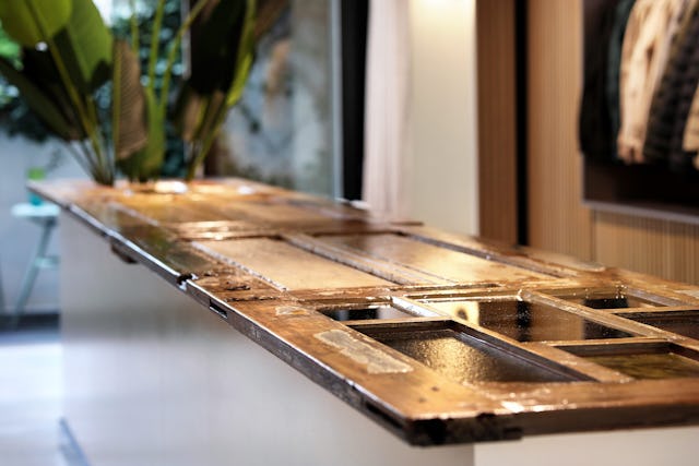 Detail van de oude houten deuren bij Rain Couture. Beeld Ekaterina Kozhevnikova